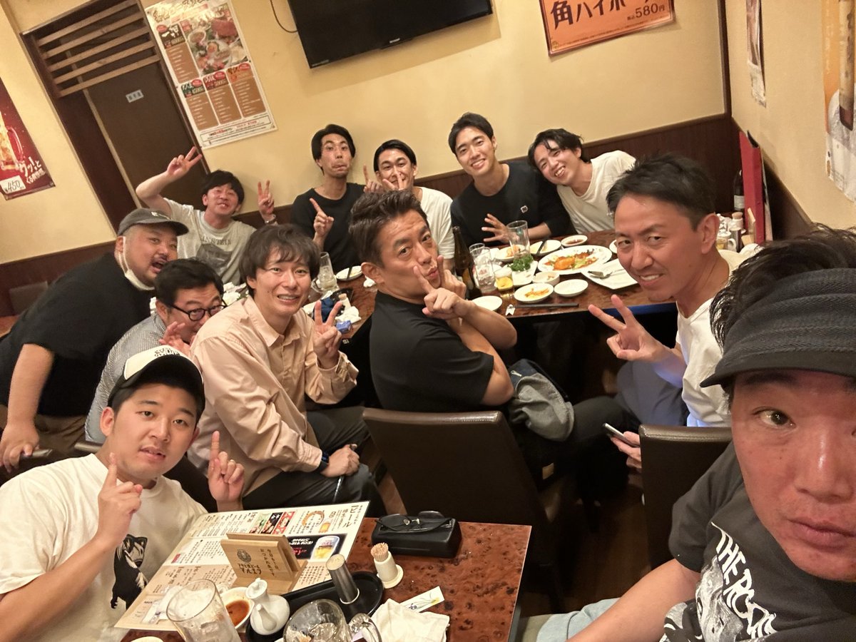ozwspw's tweet photo. 今日は3年ぶりに東京センターマイクの再開でした。新ネタをやるのはいつだって緊張するし、出てくれる芸人さんたちも同世代から後輩たちまでみんなバリバリの漫才で感動した。何よりくじ引きの妙でチュートリアルがトップバッターで20分近く漫才やるライブ他にあるのかって。一番チュートリアル二番マシンガンズって現代野球だな