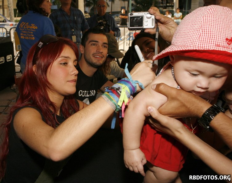 Oliescape's tweet photo. Nessas horas em 2006 levaram bebês pra Dulce Maria autografar ✍🏼 https://t.co/gXvnbBkA0d