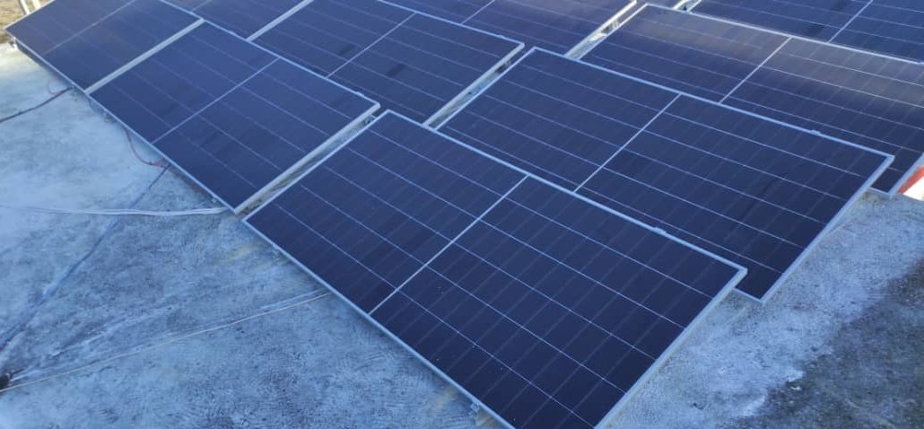 coralsacuba's tweet photo. ✅ Concluido el montaje del sistema fotovoltaico de 6 kWh en la agencia de Los Portales S.A. en Varadero. Un paso de avance hacia la soberanía energética del país. 

 #EnergíaRenovable https://t.co/7gUIMBdUwQ