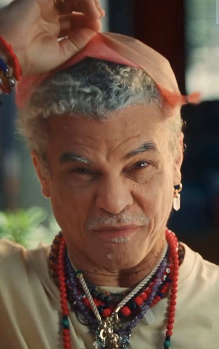 patriciajaniot's tweet photo. ¡El Pibe Valderrama no se rapó! 

El video que sorprendió a Colombia, en el que parecía despedirse de su icónica melena rubia, resultó ser parte de una campaña publicitaria de una reconocida marca de cerveza para promocionar su refajo.

¿El secreto? Una prótesis de látex que hizo creer a miles de personas que el legendario exfutbolista había cambiado radicalmente de imagen.

Finalmente, el Pibe reveló el engaño y demostró que su característica cabellera sigue intacta. 

Una estrategia publicitaria de gran impacto para generar sorpresa y conversación en redes sociales. ¡Un éxito para el refajo!  

#PibeValderrama #Noticias #Publicidad #FútbolColombiano #RedesSociales