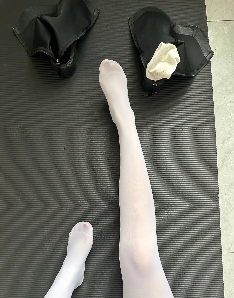 yu2201092's tweet photo. 想用臭袜子把贱狗的一切都吸出来呢～可不可以呀🖤
点赞欠款20喔 主人上门催债 转发的傻逼欠款双倍😋想要当女神的垫脚石的话..就这么做吧 从此就放弃当人了喔 白痴贱狗
#榨金 #ATM #贡奴 #黑心压榨 #羞辱 #调教 #上贡 #提款机 #女S https://t.co/CpFSfQQDeC