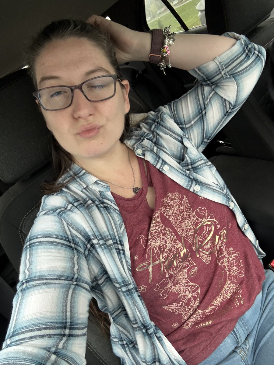 Scarletttfoxx's tweet photo. All decked out! Gotta accessorize π€ͺπ₯°
#dressedup #feltcute #natural #nomakeup #unfiltered https://t.co/h7sAK42ghz
