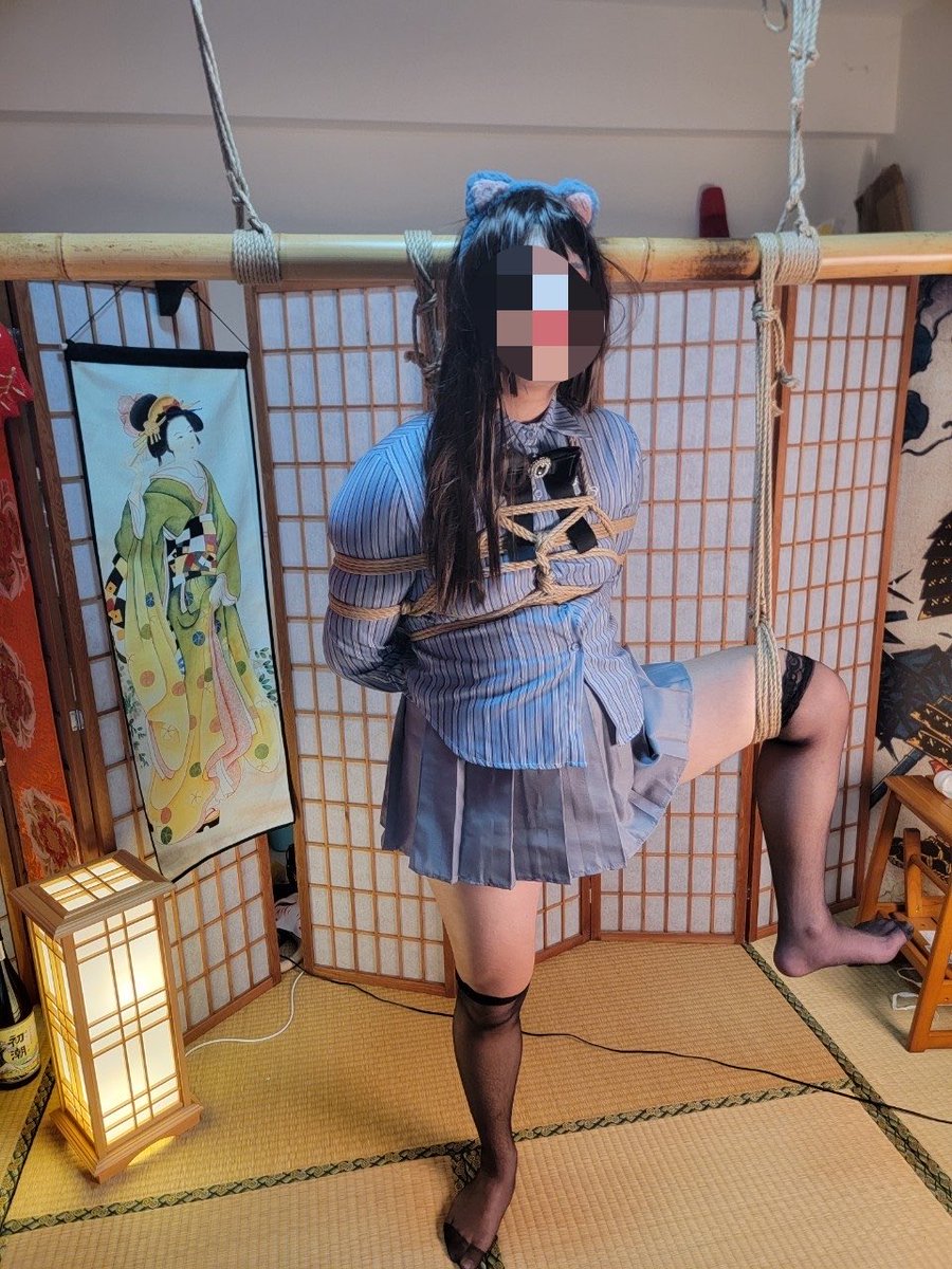HG_0025's tweet photo. 舊圖～
第一次完整化妝 + 假髮 + 女裝打扮，搭配上最喜歡��繩縛
好懷念當時的感覺，超級喜歡綁綁，被吊起來感覺整個超瑟的😈

不過當時沒戴鎖沒穿內褲、也沒穿內衣，對我來說總感覺以上缺一都不是完美的女裝

話說今天到貨的麻繩差點被家人發現…
不過似乎矇混過關了！

#繩縛 #絲襪 #黑絲 #女裝 #偽娘 https://t.co/Lvzfr5GtRT