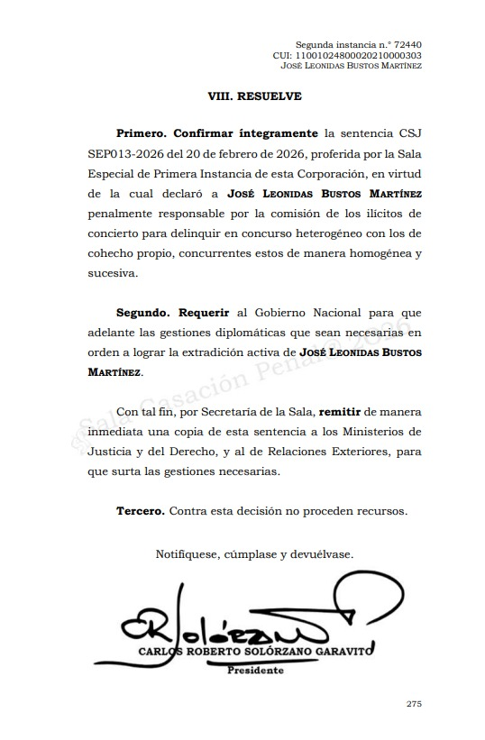 BluRadioCo's tweet photo. La Corte Suprema de Justicia confirmó la condena de más de 10 años de prisión contra el exmagistrado José Leonidas Bustos Martínez, señalado de hacer parte del Cartel de la Toga, una red de corrupción judicial que cobraba dinero a cambio de favorecer a personas en procesos penales. El exmagistrado es requerido por la justicia por los delitos de cohecho propio y concierto para delinquir y actualmente se encuentra en Canadá.

Por esta razón, la Corte Suprema pidió al Gobierno nacional, a través de la Cancillería y la Embajada de Colombia en ese país, adelantar las gestiones diplomáticas para lograr que sea puesto a disposición de las autoridades colombianas y cumpla la pena impuesta. #VocesySonidos