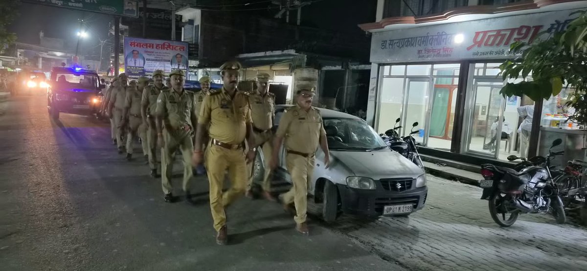 Barabankipolice's tweet photo. पुलिस अधीक्षक महोदया के निर्देशन में जनपद में त्योहारों के दृष्टिगत शांति/सुरक्षा एवं कानून व्यवस्था तथा जनमानस में सुरक्षा की भावना बनाये रखने हेतु #barabankipolice द्वारा  पैदल गश्त व संदिग्ध व्यक्ति/वाहन की चेकिंग की जा रही है-  #UPPolice https://t.co/cuOgIbdYDs