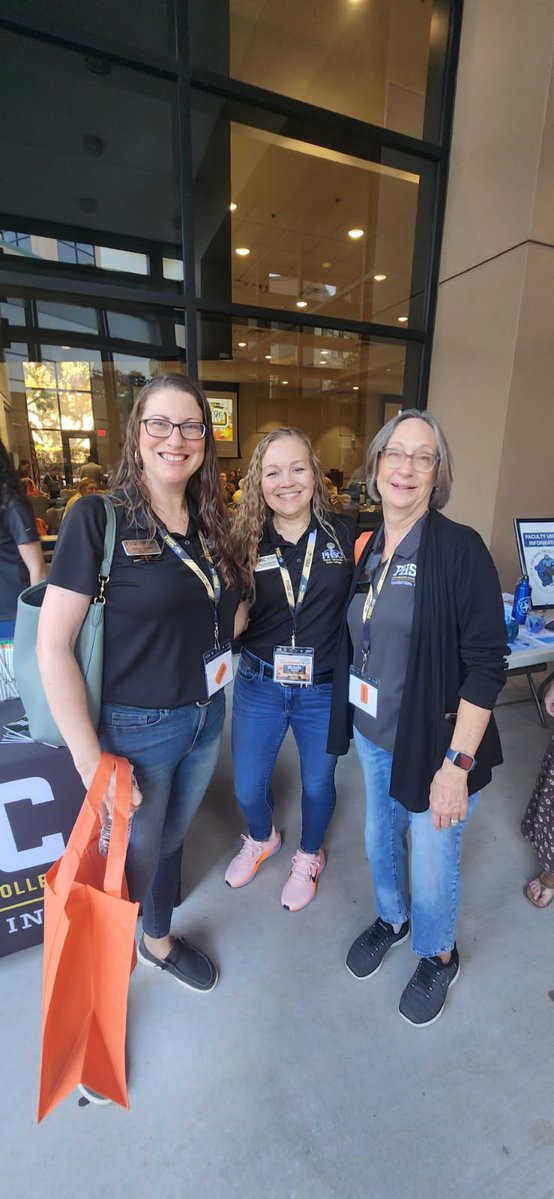PHSCFoundation's tweet photo. 🎉 Today we wish a Happy #NationalBossDay to Michelle Bullwinkel, @PHSCedu Director of Alumni and Donor Relations and Interim Executive Director of the #PHSCFoundation. 

🫶 Michelle, we thank you for your leadership and hope you have a spectacular day! https://t.co/5HvJkCtK0E
