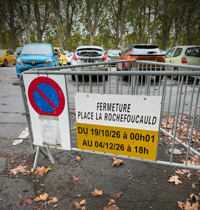 Angers's tweet photo. La foire Saint-Martin sera de retour à #Angers du samedi 7 au dimanche 29 novembre. Pour permettre l'installation des attractions, la place La Rochefoucauld sera fermée à partir du lundi 19 octobre. Elle rouvrira après le départ des forains, le 5 décembre. https://t.co/ZqQ25cQt0i