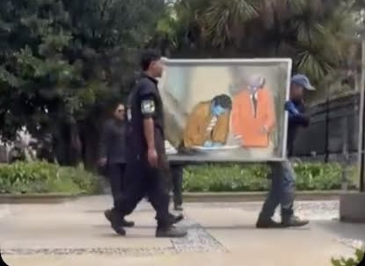 SantiagoVelezP's tweet photo. No aparecen importantes obras de Botero y Obregón en el Palacio de Nariño. Y uno recuerda el trasteo folclórico del gobierno Petro. Cuadros de aquí para allá, como si estuvieran desocupando una finca. ¿Dónde están los inventarios? ¿Quién responde por las obras? https://t.co/3USYUDYQbA