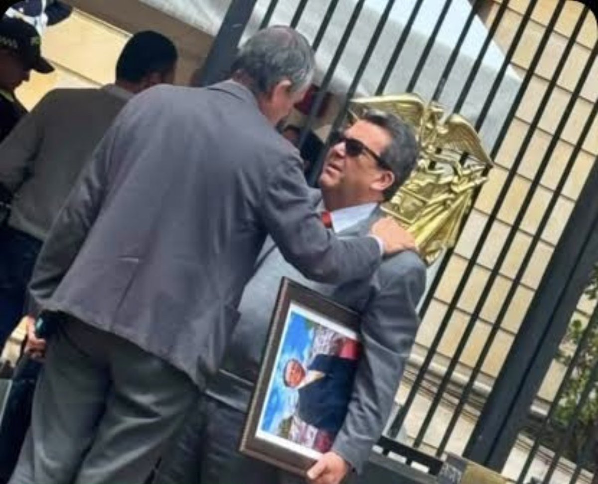 SantiagoVelezP's tweet photo. No aparecen importantes obras de Botero y Obregón en el Palacio de Nariño. Y uno recuerda el trasteo folclórico del gobierno Petro. Cuadros de aquí para allá, como si estuvieran desocupando una finca. ¿Dónde están los inventarios? ¿Quién responde por las obras? https://t.co/3USYUDYQbA