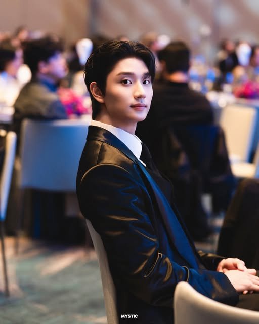 ijaewonc's tweet photo. The silhouette remains consistently elegant, the expression consistently self-possessed—an understated yet magnetic portrait of contemporary charisma. https://t.co/Vk8P2A1g3O
