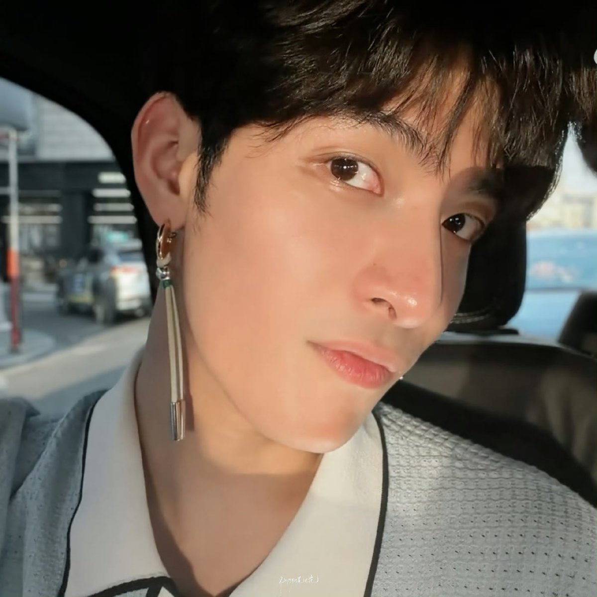 youme__h's tweet photo. 주렁주렁개과한 귀걸이하고도 엥?소리 안나오고 잘어울리는 재능충인거 축하해 https://t.co/nZJJMmGIcg