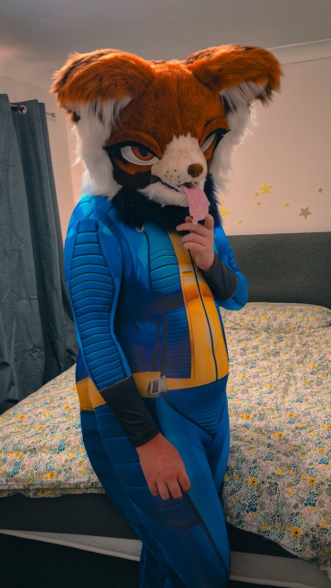 PyraFur's tweet photo. Ordered for a halloween vid but its so tight i cant move 😫 https://t.co/KoV6lFF0sl