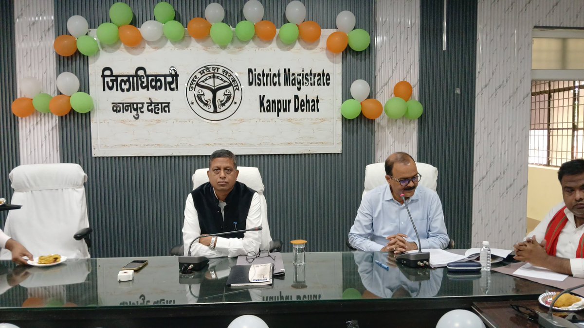DMKanpurDehat's tweet photo. मा० निर्वाचन आयोग के निर्देशों के क्रम में अर्हता तिथि 01.01.2027 के आधार पर विधानसभा निर्वाचन क्षेत्रों की निर्वाचक नामावलियों के विशेष संक्षिप्त पुनरीक्षण एवं मतदेय स्थलों के संभाजन के संबंध में आज दिनांक 16/10/2026 को जिलाधिकारी/जिला निर्वाचन अधिकारी श्री कपिल सिंह की अध्यक्षता में मान्यता प्राप्त राजनीतिक दलों के प्रतिनिधियों एवं समस्त निर्वाचक रजिस्ट्रीकरण अधिकारियों (ERO) के साथ बैठक की गई।

बैठक में मतदेय स्थलों के भौतिक सत्यापन, आवश्यकतानुसार पुनर्निर्धारण एवं नवीन मतदेय स्थलों के प्रस्ताव तैयार करने पर विस्तृत चर्चा की गई। जिला निर्वाचन अधिकारी ने राजनीतिक दलों से निर्धारित समयावधि में सुझाव एवं आपत्तियां उपलब्ध कराने का आग्रह किया। साथ ही, विशेष संक्षिप्त पुनरीक्षण की निर्धारित समय-सारिणी तथा दिनांक 17 एवं 24 अक्टूबर 2026 को आयोजित होने वाले विशेष कैंपों के संबंध में भी जानकारी दी गई।

संबंधित अधिकारियों को आयोग के दिशा-निर्देशों का अक्षरशः अनुपालन सुनिश्चित करते हुए सभी कार्य निर्धारित समय-सीमा में पूर्ण करने के निर्देश दिए गए।
@ceoup @ECISVEEP