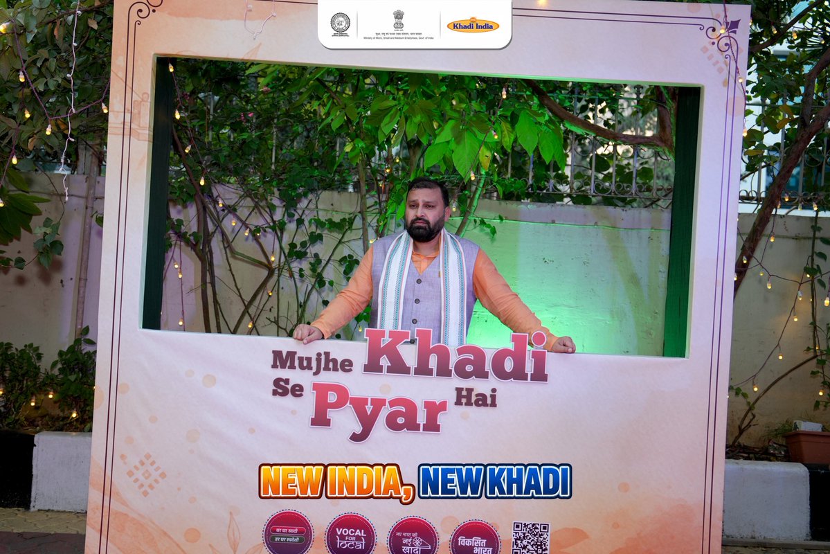 kvicindia's tweet photo. माननीय प्रधानमंत्री जी के विचारों से प्रेरित आज की युवा पीढ़ी फैशन के साथ साथ राष्ट्रहित सर्वोपरि रखते हुए, खादी ग्रामोद्योग के मूल्यों को भी महत्व दे रही है।

आधुनिकता के साथ भारतीयता, स्टाइल के साथ सस्टेनेबिलिटी और खूबसूरती के साथ सामाजिक जिम्मेदारी  लिए- "नए भारत की नई खादी"  इन सभी विशेषताओं का अनूठा संगम है ; देश के अलग अलग क्षेत्रों के कला कौशल को एक ही छत के नीचे देखने और खरीदने का अवसर है यह!
इसलिए यह दिवाली स्वदेशी वाली।

#FestiveShopping #VocalForLocal #SwadeshiFirst #HarGharKhadi #AtmanirbharBharat