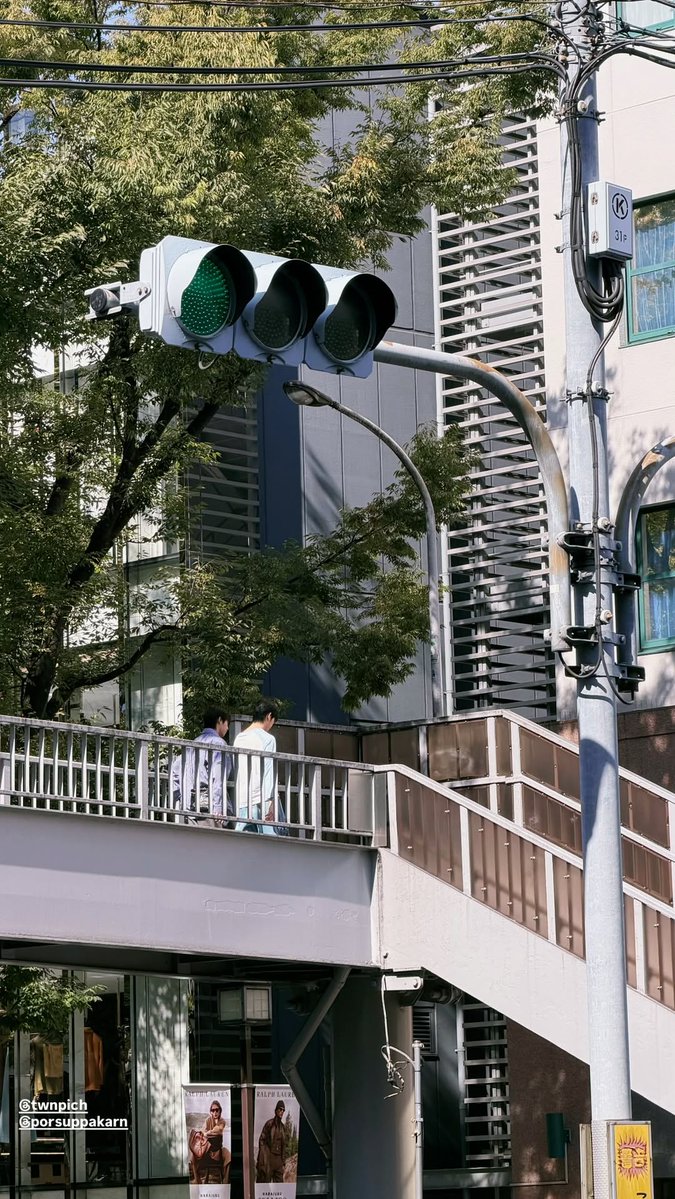 teeteebaipor's tweet photo. ญี่ปุ่นโรแมนติกจัง เดินกันสองคน 🤏 https://t.co/YKzQEM1bBi