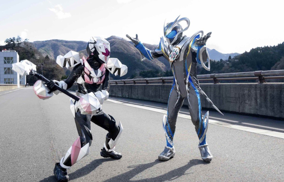 Ramen_Sentai's tweet photo. マジでマイスが悪役に見える画像
1号ライダーが舐めプみたいなことしていいんか https://t.co/xTscLxlAbK