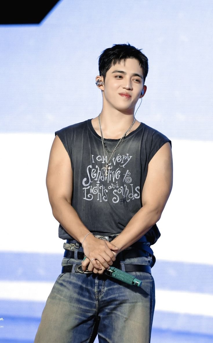 chxrryshai's tweet photo. how does he not know bulkscoups has us wrapped around his finger 😭 i hope he knows that we’ll love him in every look as long as he’s happy and healthy.

I MEAN LOOK AT HIM????

#2026MAMAVOTE #SEVENTEEN https://t.co/VwK9MTiY4B