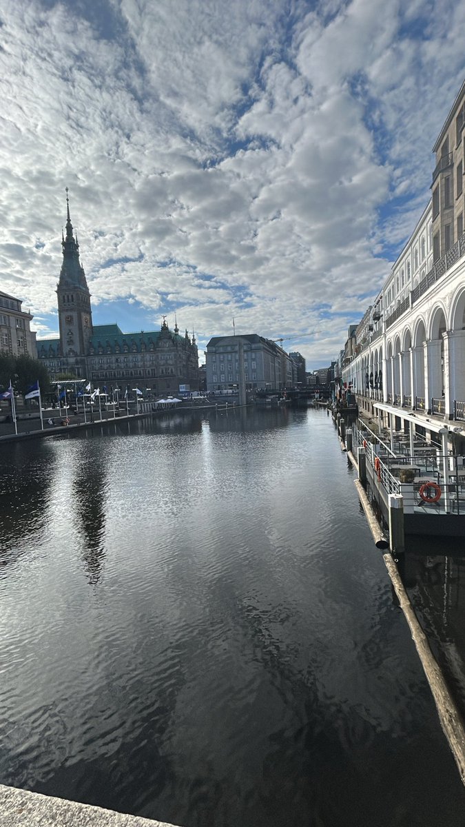 handecanlikan's tweet photo. 📍Binnenalster | Hamburg
Şehrin ortasında kısa bir mola.✨🌊☀️
Eine kleine Pause mitten in Hamburg. 🌊☀️💙
#Hamburg #Binnenalster #HamburgMomente #HamburgLiebe
#CityViews https://t.co/fqXjjpR08v