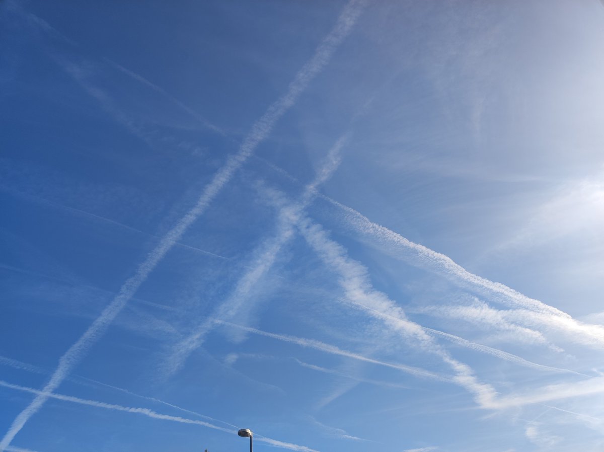 KANNDASSEIvx's tweet photo. Schwurbelwolken ... leck mich Regierung https://t.co/HqqEp95nSI