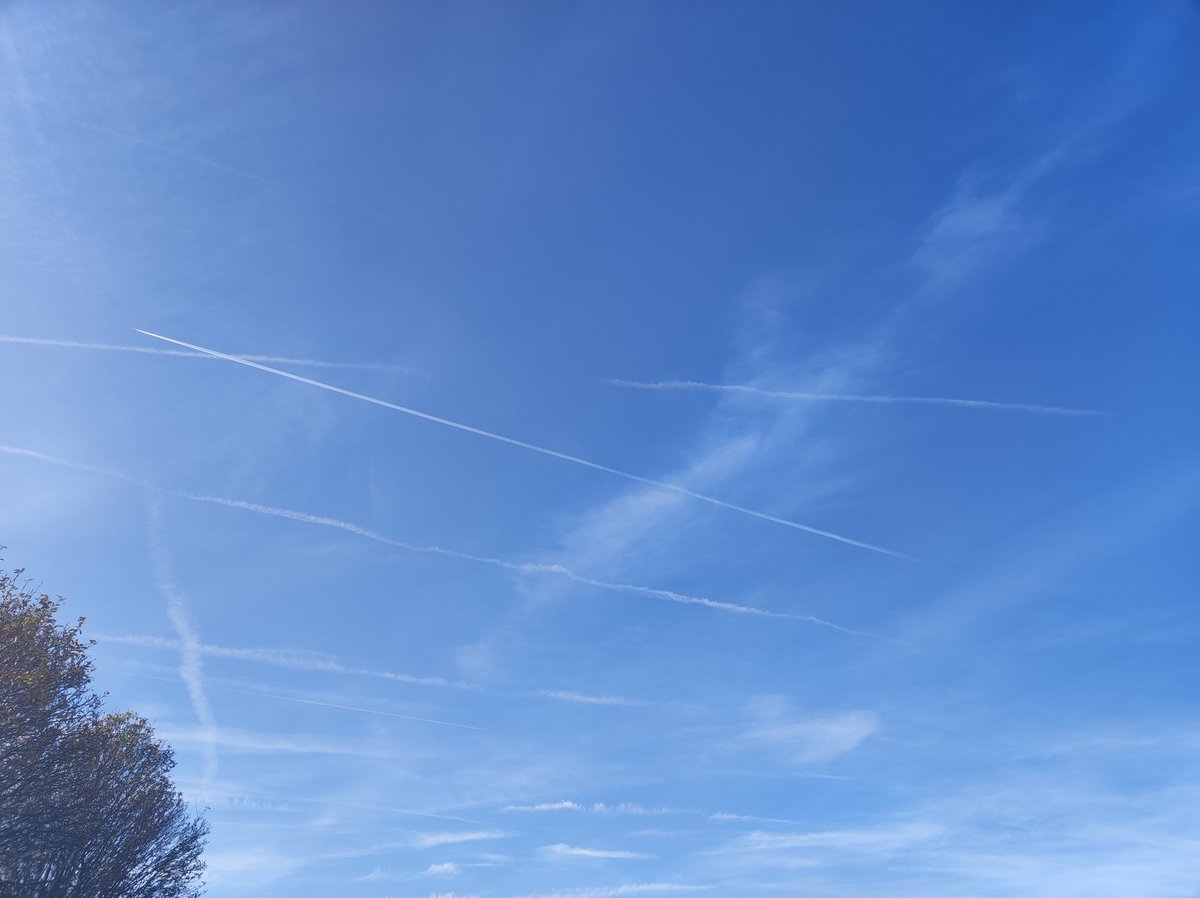 KANNDASSEIvx's tweet photo. Schwurbelwolken ... leck mich Regierung https://t.co/HqqEp95nSI