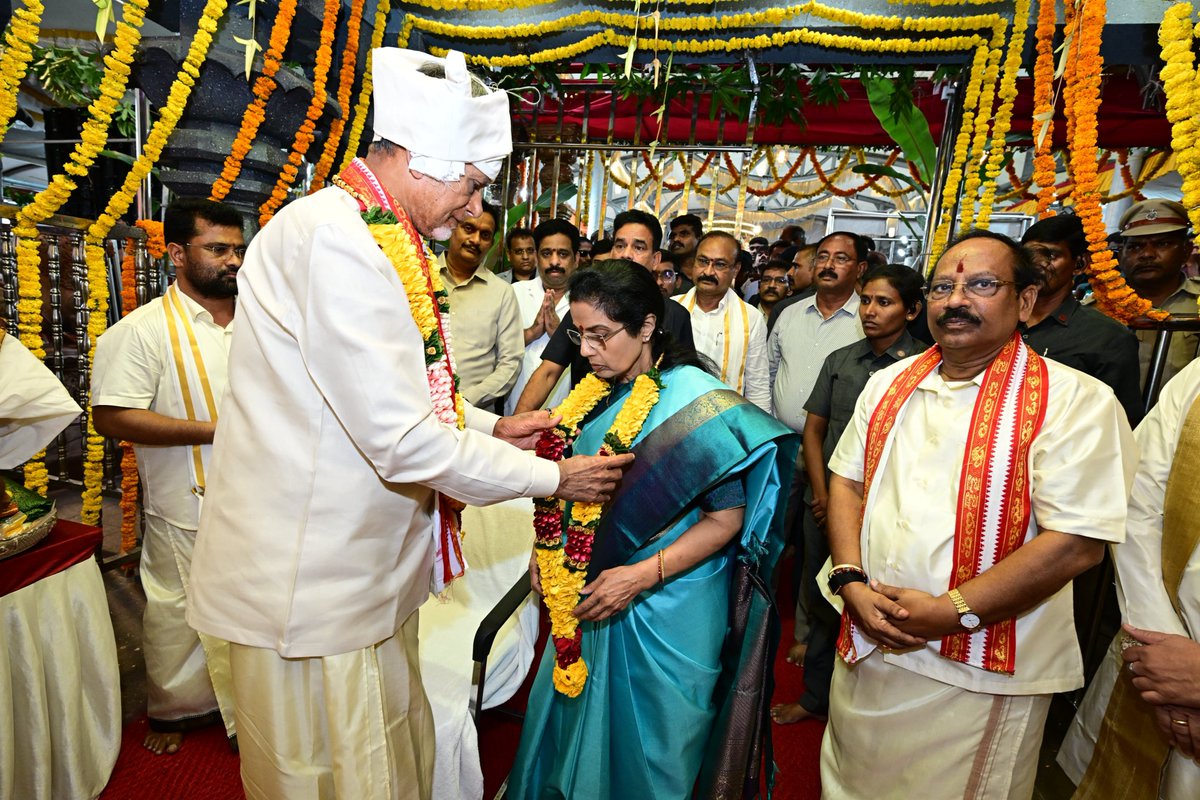 ncbn's tweet photo. జై దుర్గా భవానీ!

దసరా నవరాత్రుల సందర్భంగా ఇంద్రకీలాద్రిపై కొలువుదీరిన శ్రీ కనకదుర్గ అమ్మవారిని సతీ సమేతంగా దర్శించుకున్నాను. అమ్మవారి జన్మనక్షత్రమైన మూలా నక్షత్రం రోజున సరస్వతీ దేవి అలంకరణలో ఉన్న దుర్గమ్మకు ప్రభుత్వం తరఫున చీర, సారె సమర్పించాను. రాష్ట్ర ప్రజలందరూ సుఖసంతోషాలతో ఉండాలని, రాష్ట్రం సుభిక్షంగా వర్ధిల్లాలని అమ్మవారిని వేడుకున్నాను. 

నేటి దర్శన సమయంలో నాకు కలిగిన అనుభవం ఎప్పటికీ గుర్తుండిపోతుంది. అటు అమ్మవారి దర్శనం ఎంతో ఆధ్యాత్మిక సంతృప్తిని కలిగిస్తే... భక్తుల ఉత్సాహం, సానుకూల స్పందన నాకు ఎంతో ఆనందాన్ని కలిగించాయి. దర్శనాలు, సేవల పట్ల భక్తుల్లో ఎంతో సంతృప్తి కనిపించింది.