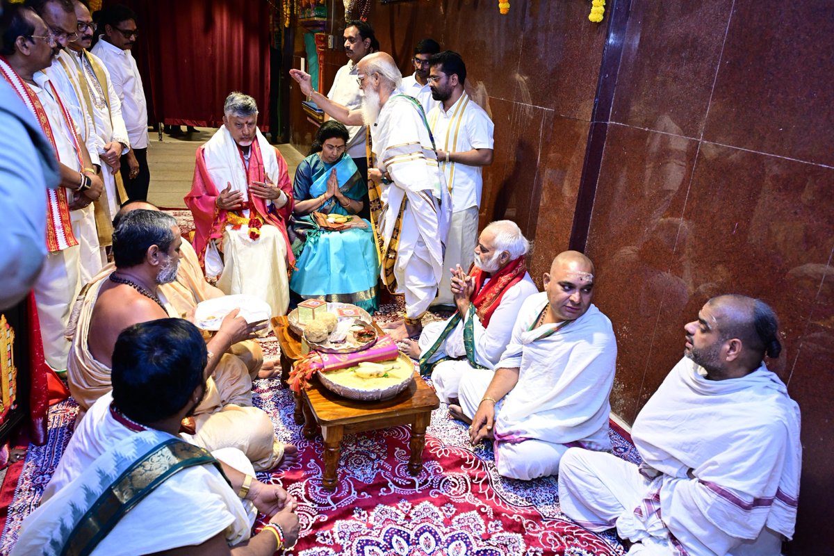 ncbn's tweet photo. జై దుర్గా భవానీ!

దసరా నవరాత్రుల సందర్భంగా ఇంద్రకీలాద్రిపై కొలువుదీరిన శ్రీ కనకదుర్గ అమ్మవారిని సతీ సమేతంగా దర్శించుకున్నాను. అమ్మవారి జన్మనక్షత్రమైన మూలా నక్షత్రం రోజున సరస్వతీ దేవి అలంకరణలో ఉన్న దుర్గమ్మకు ప్రభుత్వం తరఫున చీర, సారె సమర్పించాను. రాష్ట్ర ప్రజలందరూ సుఖసంతోషాలతో ఉండాలని, రాష్ట్రం సుభిక్షంగా వర్ధిల్లాలని అమ్మవారిని వేడుకున్నాను. 

నేటి దర్శన సమయంలో నాకు కలిగిన అనుభవం ఎప్పటికీ గుర్తుండిపోతుంది. అటు అమ్మవారి దర్శనం ఎంతో ఆధ్యాత్మిక సంతృప్తిని కలిగిస్తే... భక్తుల ఉత్సాహం, సానుకూల స్పందన నాకు ఎంతో ఆనందాన్ని కలిగించాయి. దర్శనాలు, సేవల పట్ల భక్తుల్లో ఎంతో సంతృప్తి కనిపించింది.