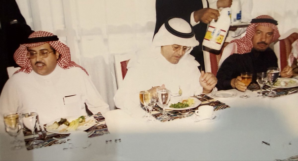 wahab_algahtani's tweet photo. نسأل الله الرحمة والغفران للزميل والصحفي القدير نائب رئيس تحرير صحيفة الجزيرة الأسبق الأستاذ عبدالعزيز المنصور وأسكنه فسيح الجنان، وخالص العزاء لإبنه غسان ووالدته وبنات الفقيد وأسرتهم وذويهم كافة، وللزملاء في الوسط الصحافي والاعلامي، وأن يلهم الجميع جميل الصبر والسلوان. رحمك الله يا أبا غسان.
(إنا لله وإنا إليه راجعون). 
الصورة: عبدالعزيز المنصور رحمه الله في الوسط، وأنا على يمينه والأستاذ علي الشدي @ali_alshiddi 
عن يساره.