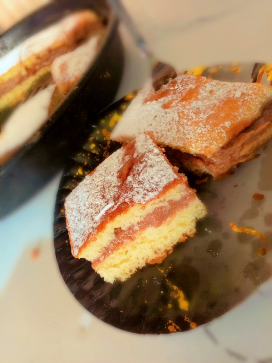 Lolo75004481's tweet photo. من خبرتي في لكيكات 🍰 نظن la pate تكون a pâte brisée 🥧
افضل ✅من لموسكوتشو 
 نعطيها 6/10
#كيكة_اكتوبر 😋 https://t.co/JBGwNuMIZH