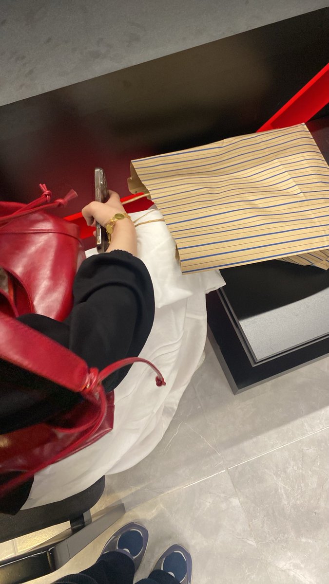 marishould's tweet photo. Ablamın exsiyle ablamı denk düşürmek için diger ablamı exinin spor salonuna yazdırıyoruz anlık https://t.co/7SGMCbN6HL