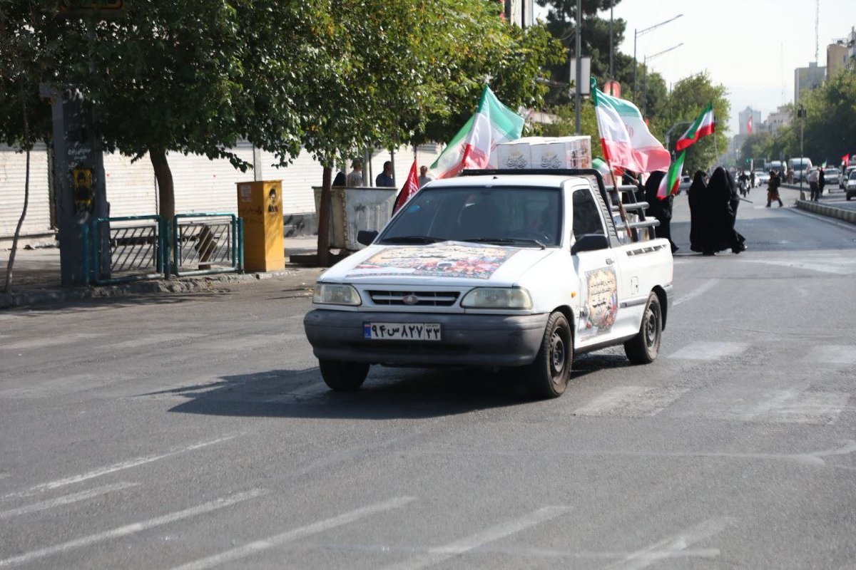 H_Sarbaz_313's tweet photo. 🎙️ کمک به خانواده‌های مستضعف یعنی هیچ بچه‌ای شب رو با دل خالی نخوابه.
یعنی سفره‌ها خالی نمونه.
جمعه ۱۴۰۵/۰۷/۲۴، از میدان امام حسین تا میدان انقلاب. 🍞❤️

#از_بعثت_تا_مواسات https://t.co/iY1VwhsWcz