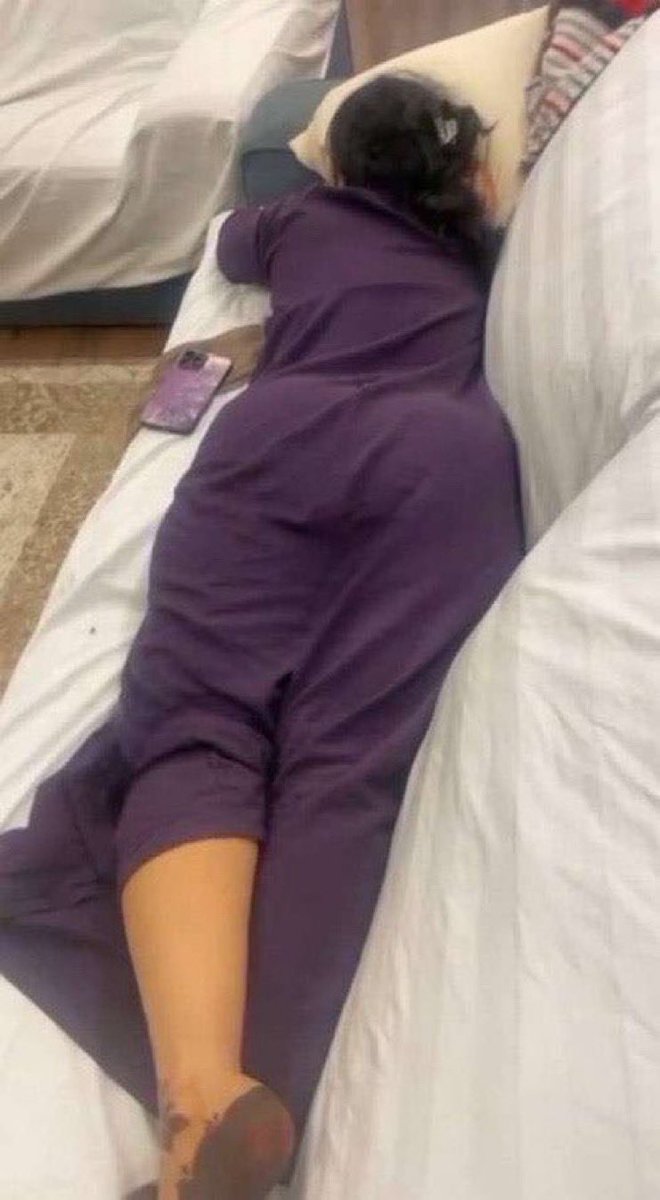 Mjh700's tweet photo. َسؤال بس للبدو ؟ 
يابدوي لاجيت دخلت بيتكم في 
( المجلس / المقلط / الصاله ) تلاقيها ماسكه جوالها ولا التلفزيون او نايمه ومنبطحه على بطنها ومقمطه ؟ وش السبب الي مايخليها تعدل قعدتها حتى ماهي معبرتك و عارفه انك وراها ومكـوتـها حاطتها بوجهك ؟ 
🙃
#ديوت_بدويٌّْ https://t.co/XZqm9jZD8b