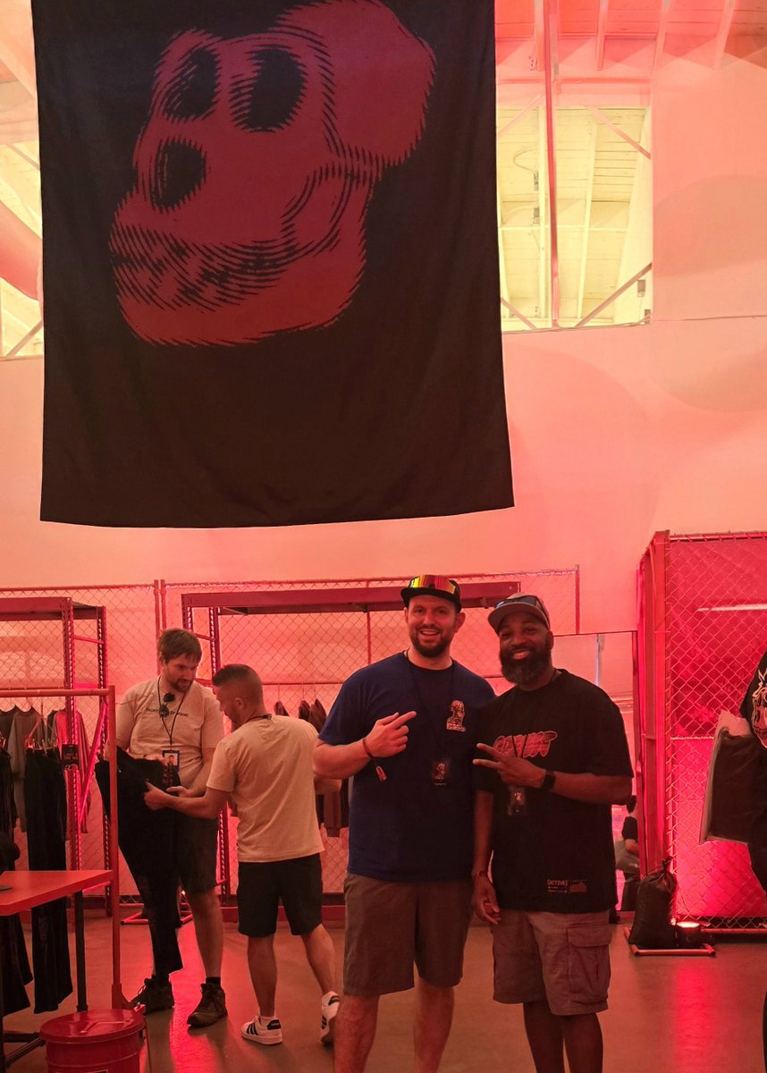 GoPlaycrypto's tweet photo. In Charleston, and the pop up shop is poppin! @BoredApeYC @yugalabs @ApeChainHUB Chillin with @TeviLawson13 https://t.co/FVF6lbA7j2