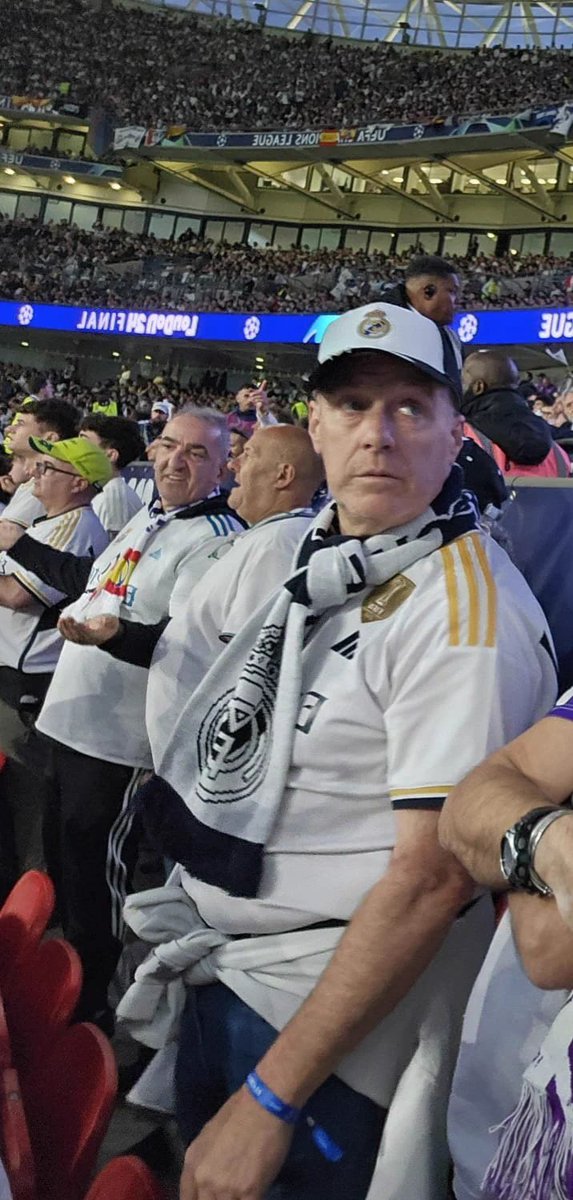 ElModelin's tweet photo. Al Real Madrid le molesta que comparen a su TV con la propaganda nazi mientras su presidente, Florentino Pérez, montó la GradaFans apoyándose en el veterano neonazi Ochaita y el fascista y delincuente Carlos Clara. A mamarla a Parla. https://t.co/qHIDYMxeEX
