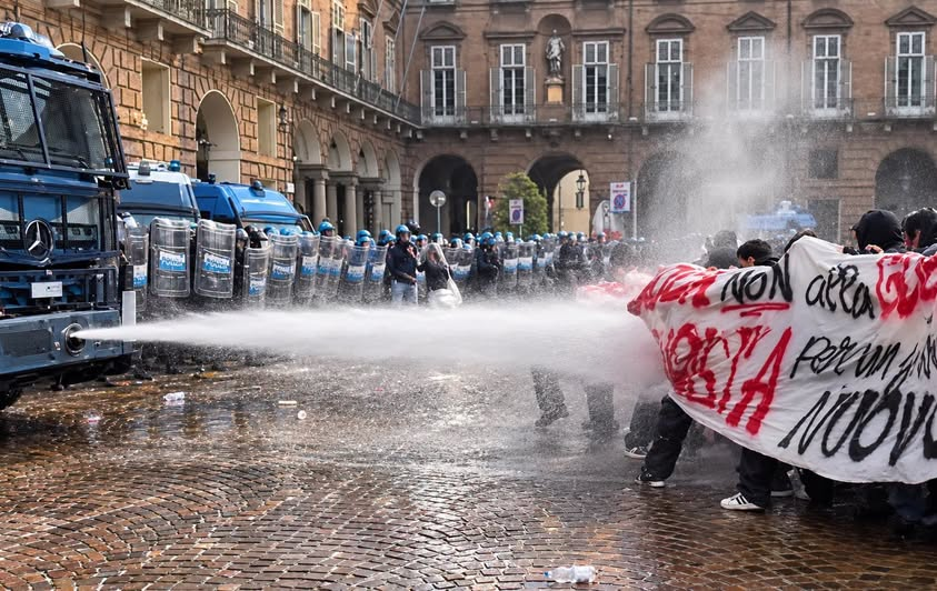 me9ki's tweet photo. #torino
Che brutto, brutto momento storico https://t.co/meyl5QkDSd