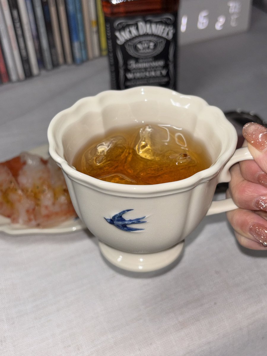 wolv_68's tweet photo. どう見てもアイスティーにしか見えない逆アフヌンしてる https://t.co/YYNyjyQZSv