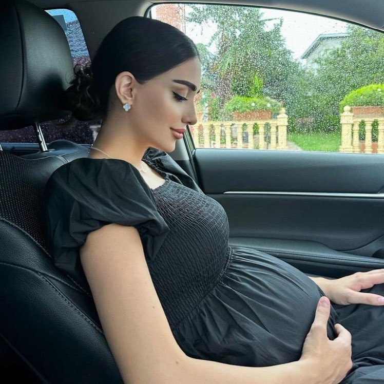 emilysterlings_'s tweet photo. manifesting a healthy pregnancy and a cute healthy baby 🩷🩵 https://t.co/II28JcESi1