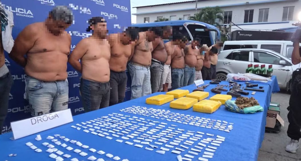 Expedientes_ec's tweet photo. 🚔| El operativo Apolo 35 deja 22 detenidos y un menor aislado en Guayaquil y Durán. La Policía incautó siete armas, recuperó cinco automóviles y retuvo 22 motocicletas reportadas como robadas.
https://t.co/b0omrzZk26
#Apolo35 #Guayaquil #Seguridad https://t.co/PqugdXJwiQ
