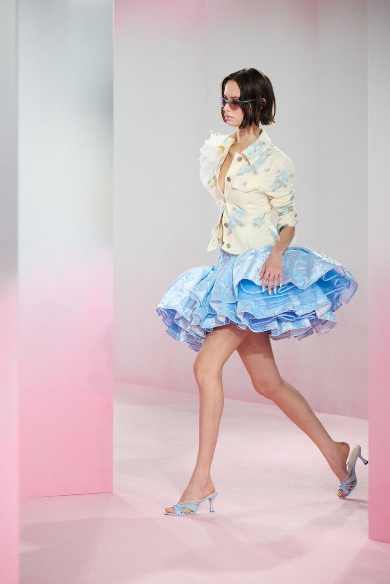 jacquemusx's tweet photo. So feminine, so cool. https://t.co/IqKWzNg6RP