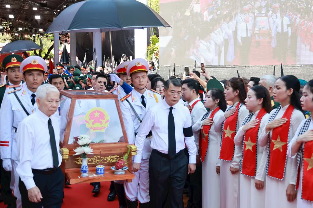 RPolancoF's tweet photo. Nos ha conmovido profundamente el homenaje del pueblo vietnamita a los 731 mártires cuyos restos fueron recuperados recientemente en el Parque Cultural Le Thi Rieng, en Ciudad Ho Chi Minh, e inhumados en el Cementerio de los Mártires de esa ciudad.

Esta solemne ceremonia rindió tributo a oficiales y soldados que ofrendaron sus vidas durante la Ofensiva del Tet y el Levantamiento de 1968, y constituye un importante hito en la campaña de 500 días para buscar, recuperar e identificar los restos de los caídos hace casi 60 años en la heroica lucha del pueblo vietnamita por su liberación, reunificación nacional y defensa de la patria.

Nos solidarizamos con los familiares y compañeros de los combatientes cuyo sacrificio hizo posible la victoria de la nación vietnamita, y reconocemos la plena determinación de la dirección del Partido, el Estado, el Ejército y el pueblo de continuar la búsqueda e identificación de los caídos para rendirles el homenaje permanente que merecen.
