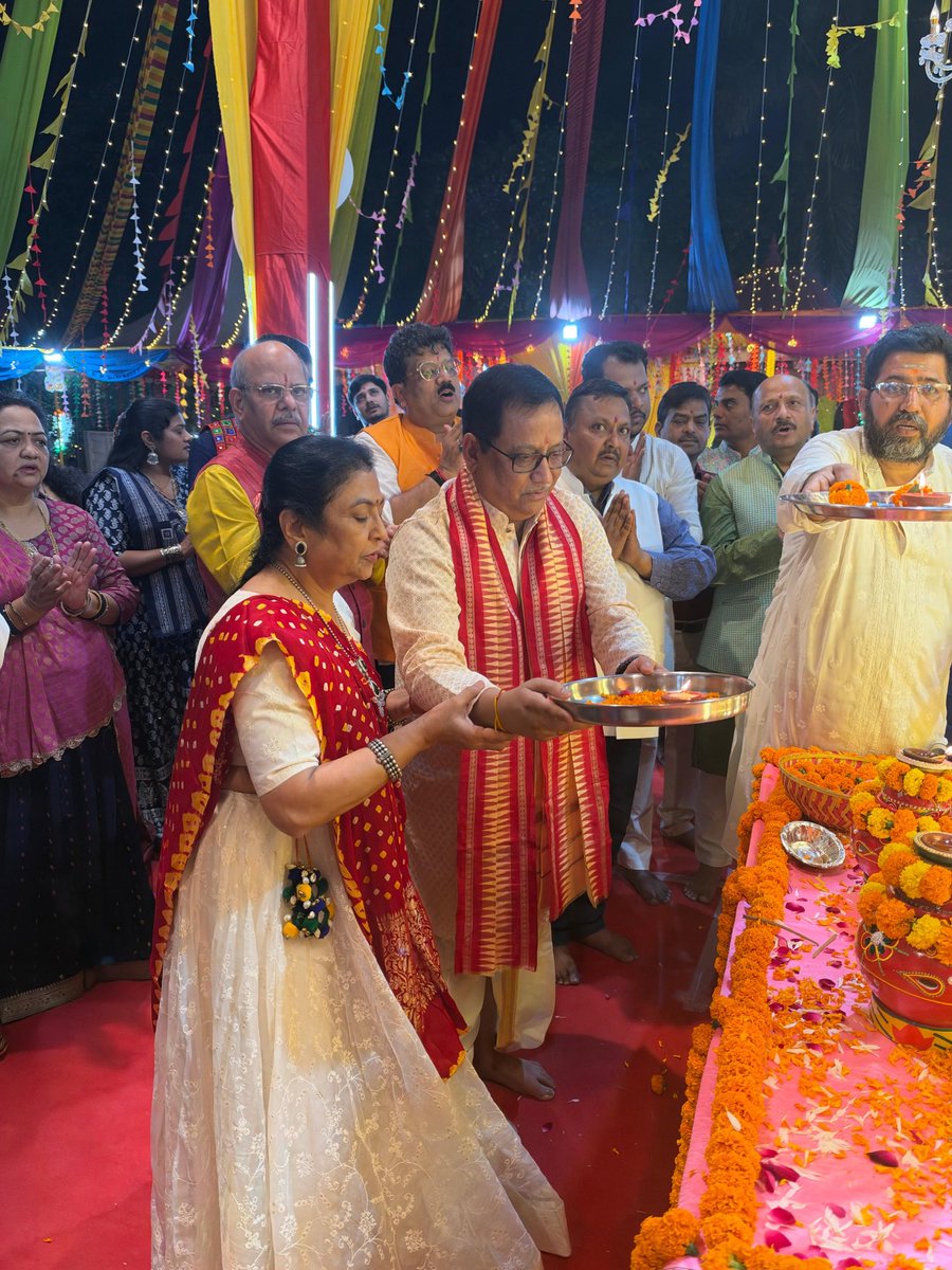 KiritkrJPatel's tweet photo. इफ़को कॉलोनी, गुरुग्राम में इफ़को परिवार के साथ माँ अम्बे की विधिवत पूजा-अर्चना के पश्चात् नवरात्रि गरबा महोत्सव का शुभारंभ किया। इस पावन अवसर पर अपनी धर्मपत्नी श्रीमती ममता पटेल जी के साथ माँ अम्बे की आरती करने और समस्त इफ़को परिवार के सुख, समृद्धि एवं खुशहाली के लिए माँ का आशीर्वाद प्राप्त करने का सौभाग्य मिला। माँ अम्बे की कृपा हम सभी पर सदैव बनी रहे।

जय माँ अम्बे!