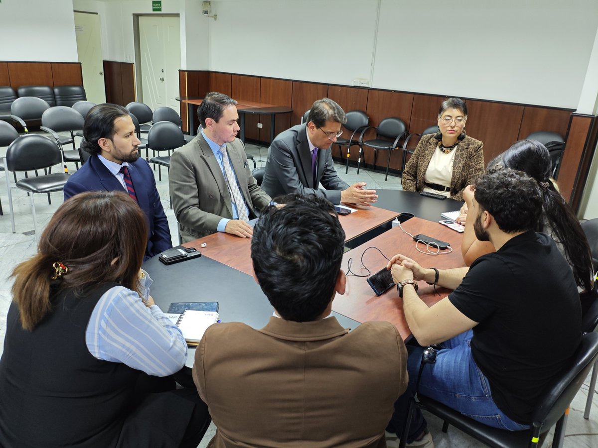 AzuayCJ's tweet photo. 🤝 | Justicia y academia

María Rosa Cabrera, subdirectora nacional de Acceso a los Servicios de Justicia, y @LeninFRamirez1, director de @AzuayCJ, se reunieron con representantes de Derecho de la @udecuenca y la @UCatolicaCuenca para impulsar la cooperación académica. https://t.co/1GRW8l90p5