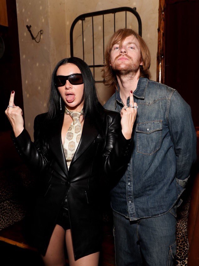 BillieSpotify_'s tweet photo. 🚨 New photo of Finneas with Charli xcx! https://t.co/hXAwBWg5fC