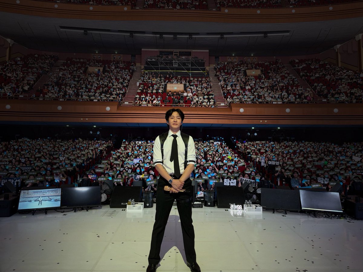 LeeCS_Official's tweet photo. [📸] @ 2026 #이창섭 단독 콘서트 <#Unknown> DAY 1

그렇게 한번 더 zz6친과 만난 zz6섭 .ᐟ 

기다린 만큼 더욱 행복했던 시간을 보낸 오늘✨
오늘의 행복한 기억을 오래오래 간직하며
우리 내일 또 만나요 ( ⸝⸝•ᴗ•⸝⸝ )੭⁾⁾ 🩵

#LEECHANGSUB #언노운 https://t.co/cVkN5driW2
