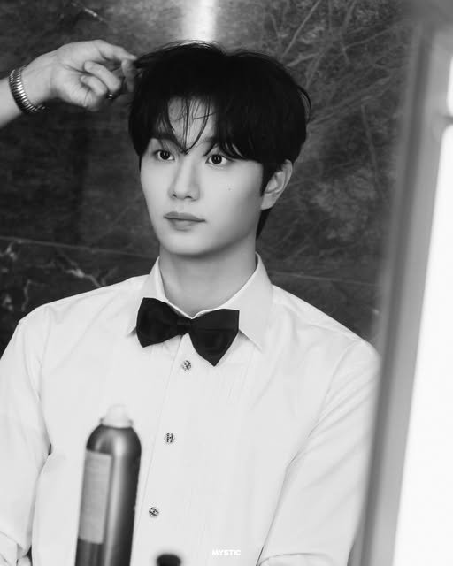 ijaewonc's tweet photo. Each frame reveals a different facet of the same ineffable quality. A cool, adaptable elegance that moves effortlessly between formality and quiet charm. https://t.co/pHIcvtxCj5