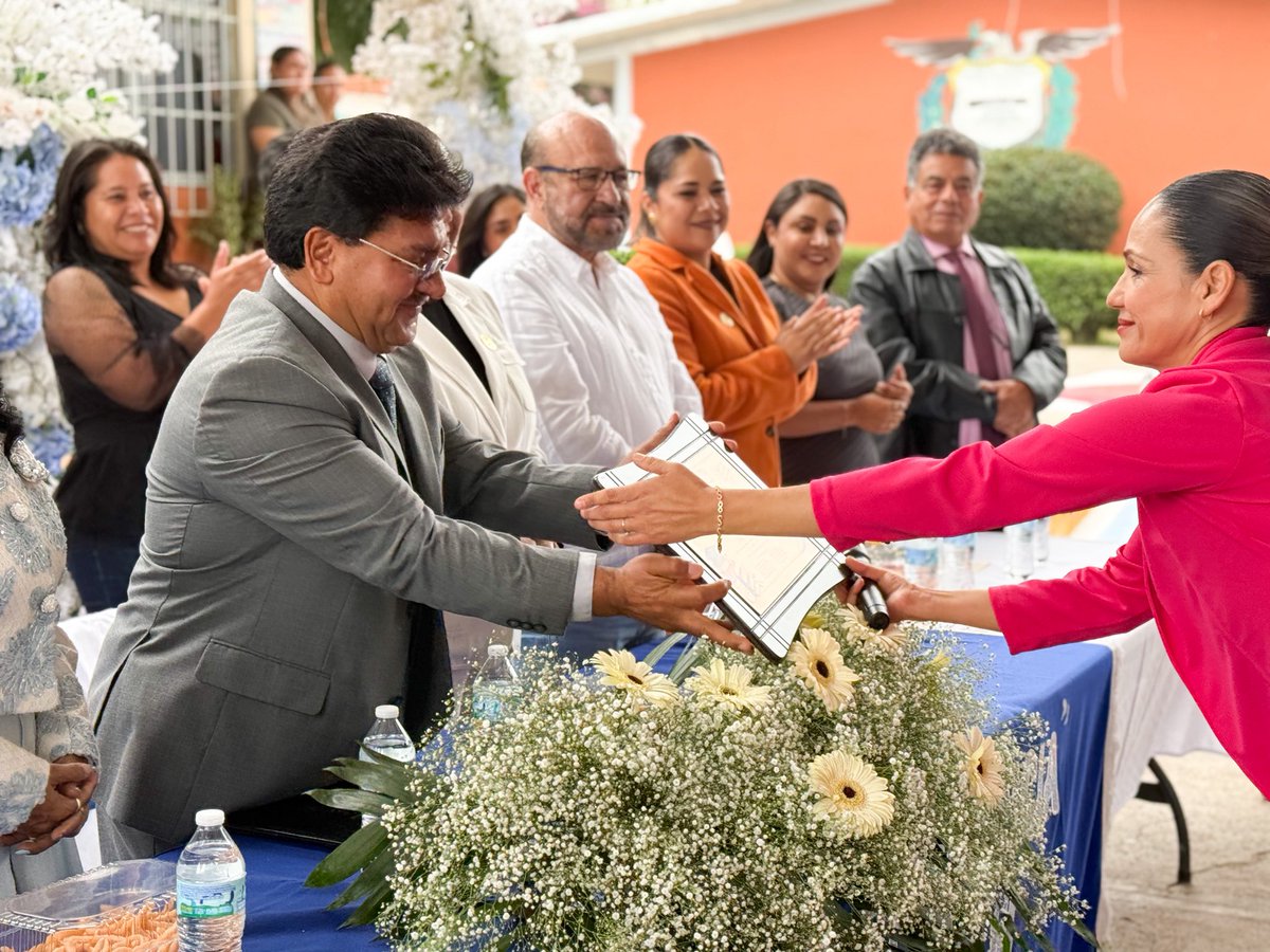 SNTEAgs's tweet photo. 📚👏🏻 La Mtra. Adriana Ochoa Díaz y el Mtro. José Isabel Meza Elizondo acompañaron la emotiva ceremonia de jubilación del Mtro. Gilberto Gómez Silva, de la Primaria “Independencia”, en Jarillas, Asientos.

Desde la Sección 1 del SNTE reconocemos su trayectoria, vocación y legado. https://t.co/bDSFDF7wTk