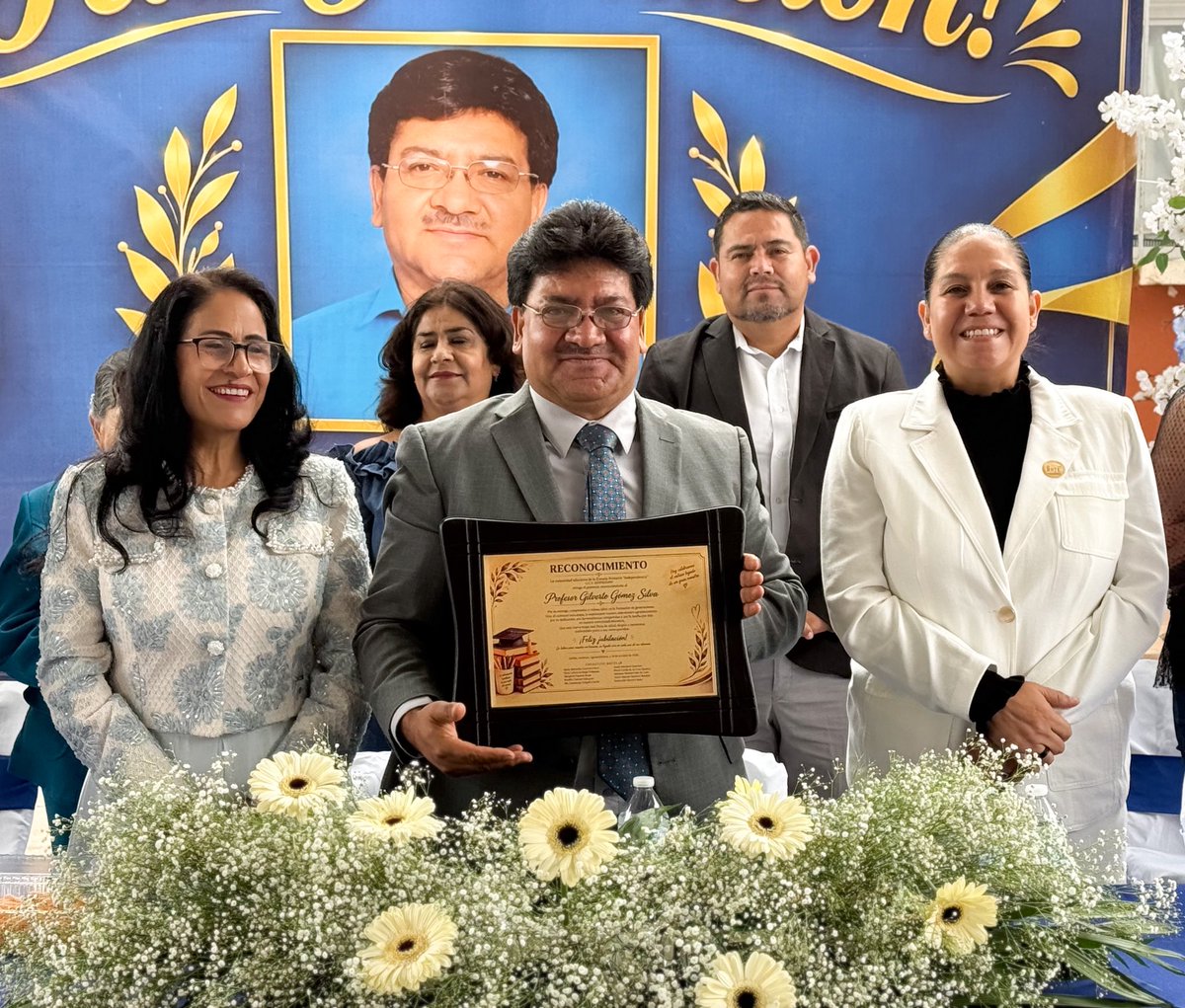 SNTEAgs's tweet photo. 📚👏🏻 La Mtra. Adriana Ochoa Díaz y el Mtro. José Isabel Meza Elizondo acompañaron la emotiva ceremonia de jubilación del Mtro. Gilberto Gómez Silva, de la Primaria “Independencia”, en Jarillas, Asientos.

Desde la Sección 1 del SNTE reconocemos su trayectoria, vocación y legado. https://t.co/bDSFDF7wTk