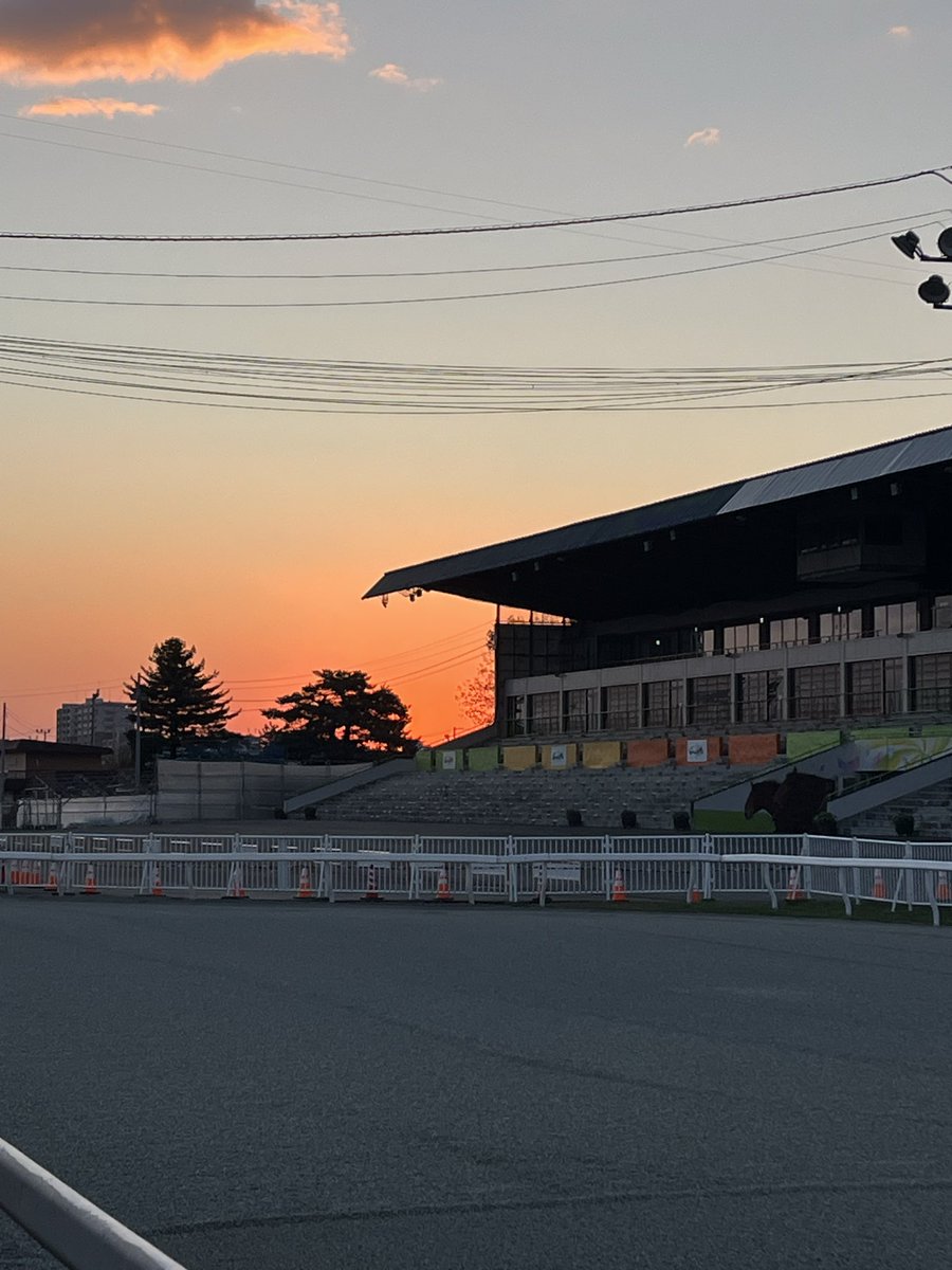 banei_tokachi's tweet photo. おはようございます☀

朝5:50。ハクウンリューが出発。向かう先は函館競馬場！

明日10/18は「馬と親しむ日」イベント。馬車運行やふれあいを実施します。

約6時間かけて函館を目指します🚚💨
お近くの方は遊びに来てね！
https://t.co/6F02k91AmM https://t.co/ghHAb1PjUD