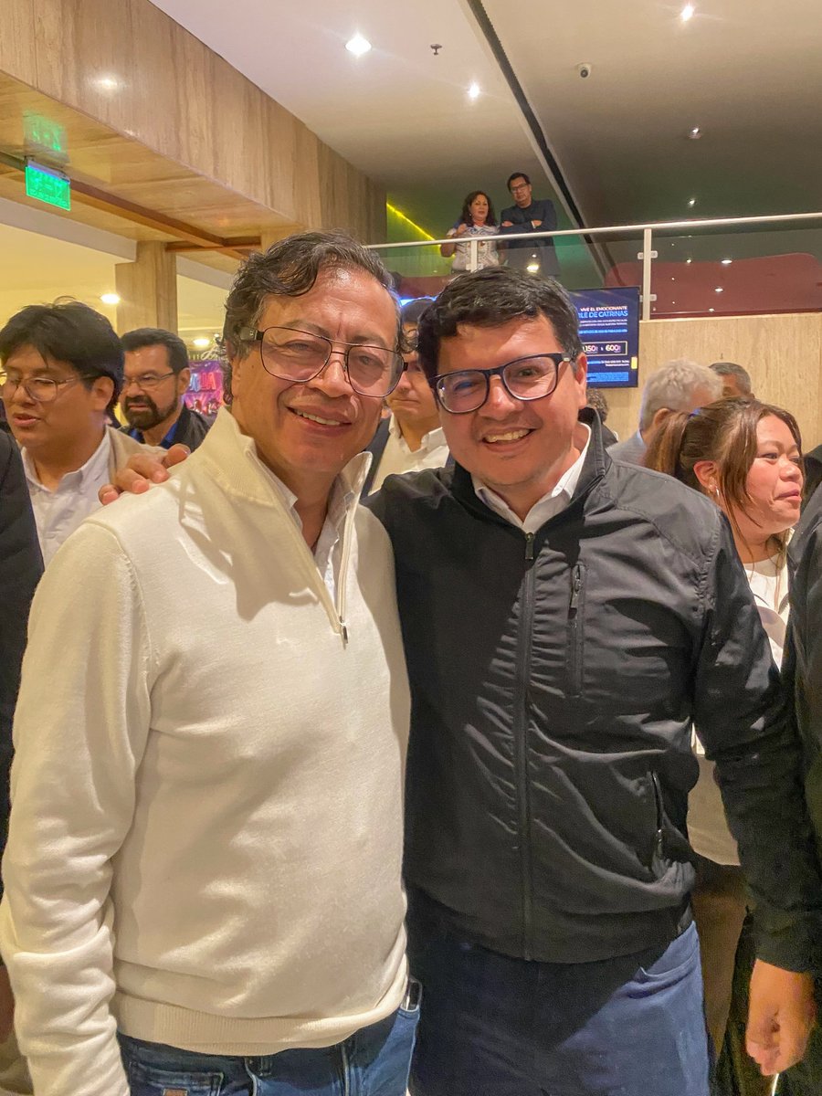 BosbelyEdgar's tweet photo. Durante el gobierno de Petro se redujo la pobreza en Colombia del 37% al 28%,  en Guatemala los niveles de pobreza se han mantenido durante los últimos 20 años arriba del 56%.  Por mucho esta foto alimenta mi esperanza en otra Guatemala posible.

#gustavopetro 
#pactohistórico https://t.co/Q5FIQX68Fk