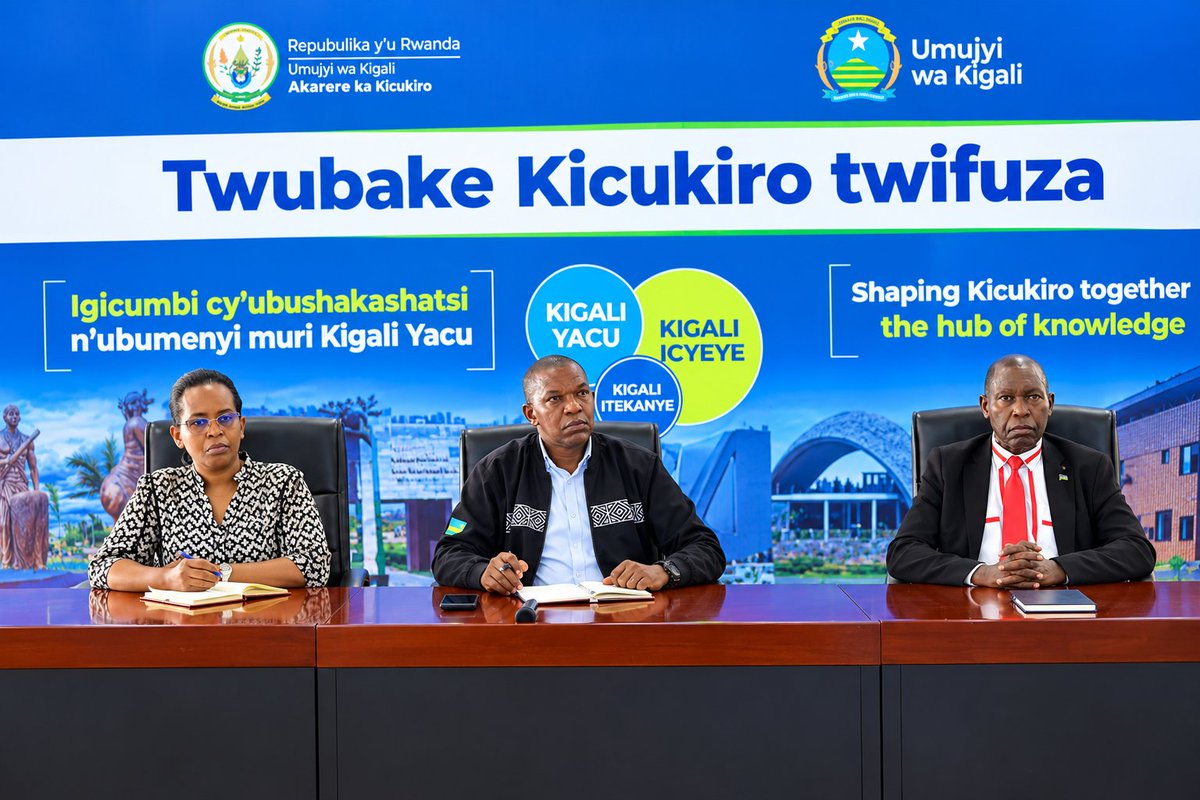 KicukiroDistr's tweet photo. “Twakora iki kugira ngo dusigasire ibyagezweho? Uyu ni umukoro wahawe abakozi b'Akarere, abayobozi mu nzego zitandukanye zikorera mu Karere ndetse n'abafatanyabikorwa ubwo uyu munsi bahabwaga ikiganiro kuri gahunda ya "Ndi Umunyarwanda". https://t.co/zqfL3lXfDu