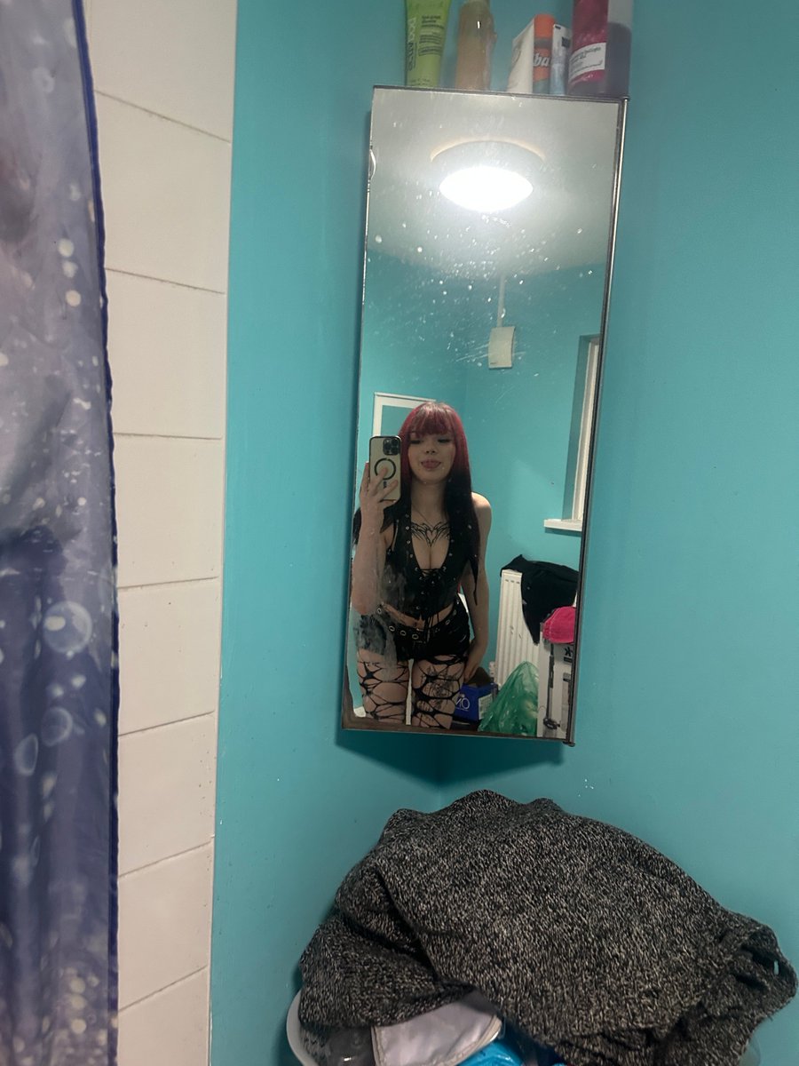 zylibelle's tweet photo. i wasn't even planning to post today, but this mirror clearly had other plans for me https://t.co/83you6VfiU